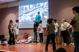 Grupo estudiantes presentando propuestas