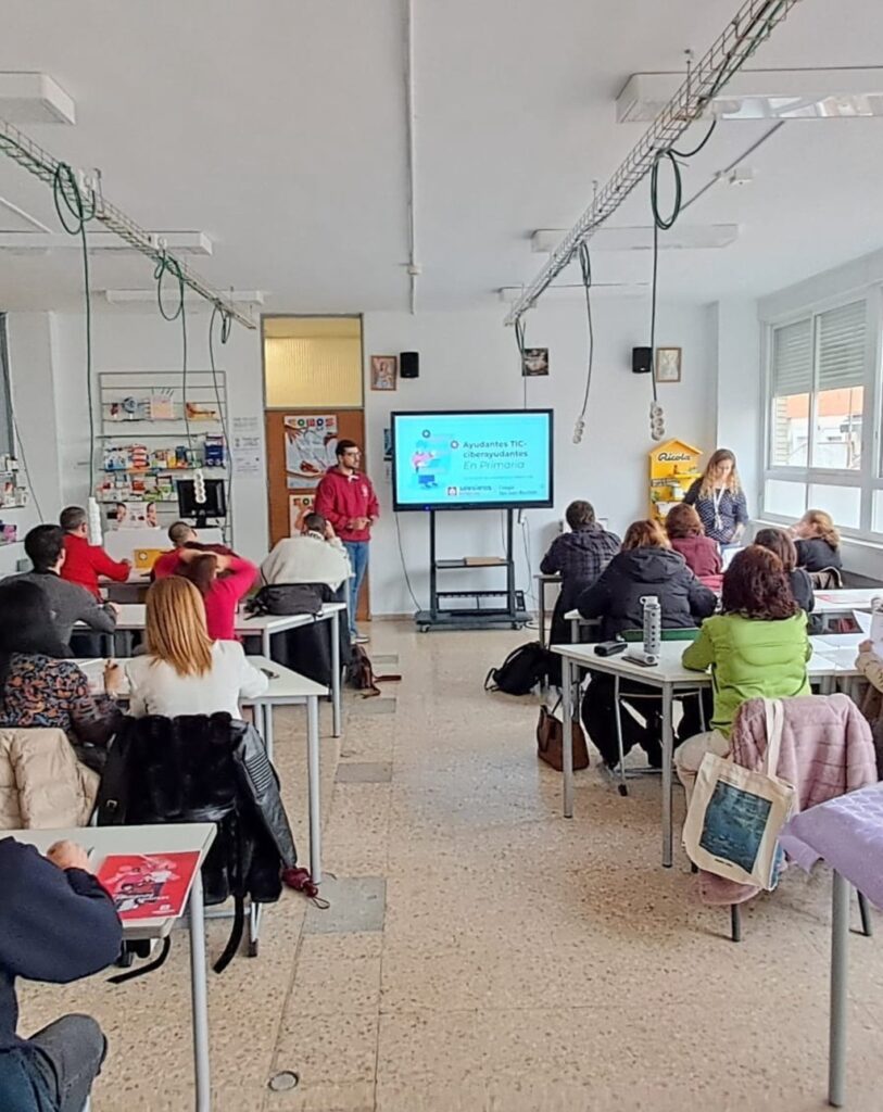 Docentes y orientadores educativos asisten a una jornada formativa sobre el proyecto Ciberayudantes y aprendizaje-servicio en un aula del centro salesiano de Estrecho.