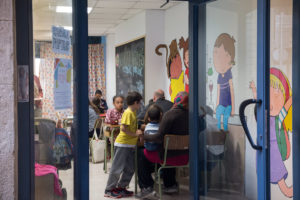 Escuela Popular de la PAH, en la que los niños hacen los deberes en un local de un edificio ocupado en Manresa.