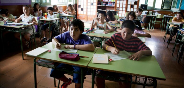 OpiniónEducar para la paz: la tarea que olvidamos mientras mirábamos para otro lado Clase de sexto grado Vuelta al cole en el colegio Ramon Llull de Barcelona. fotografía EDU BAYER