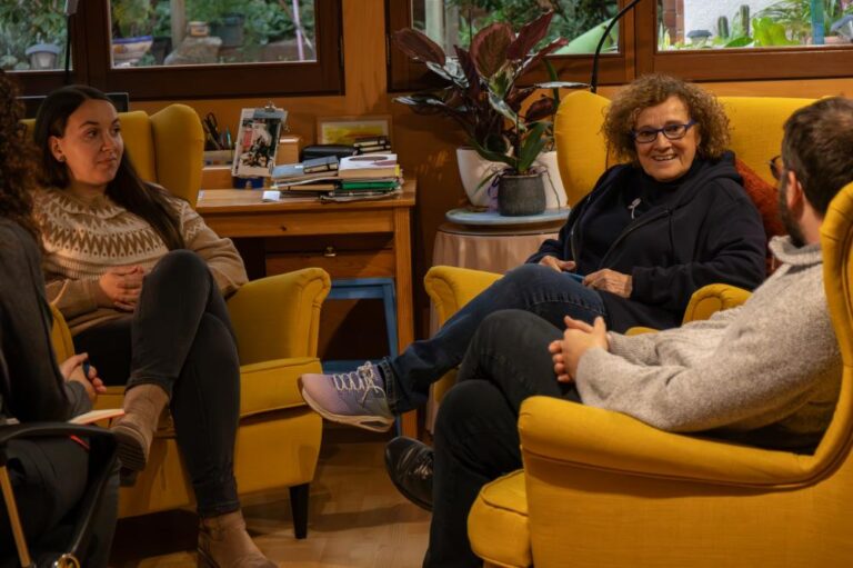 EntrevistaNúria Giner y Jordi Sánchez a Carme Ortoll: “Maestros y profesores buenos he tenido, pero que dejen tanta huella es complicado”