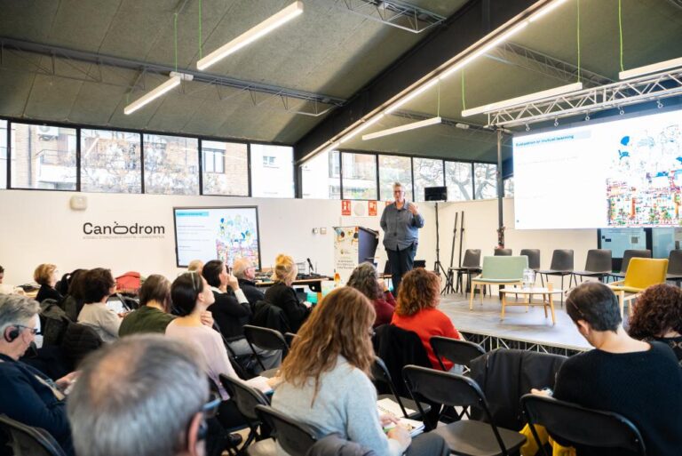 EntrevistaCath Larkins: «Los niños nos hacen preguntas difíciles y nos muestran otras formas de hacer que podrían ser mejores y más justas»