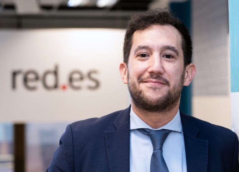 EntrevistaJesús Herrero (Red.es): “Hay que hacer responsables a las plataformas del dolor que causan las redes sociales” Jesús Herrero, director general de Red.es, en un plano medio en la sede de la entidad, durante una entrevista sobre redes sociales y educación.