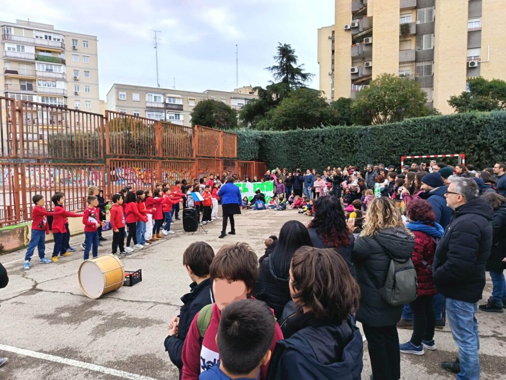 Alumnado y familias realizan actividades en el patio del CEIP Amadeo Vives
