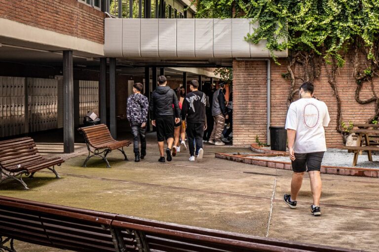 Adolescentes caminan por el patio de un centro educativo