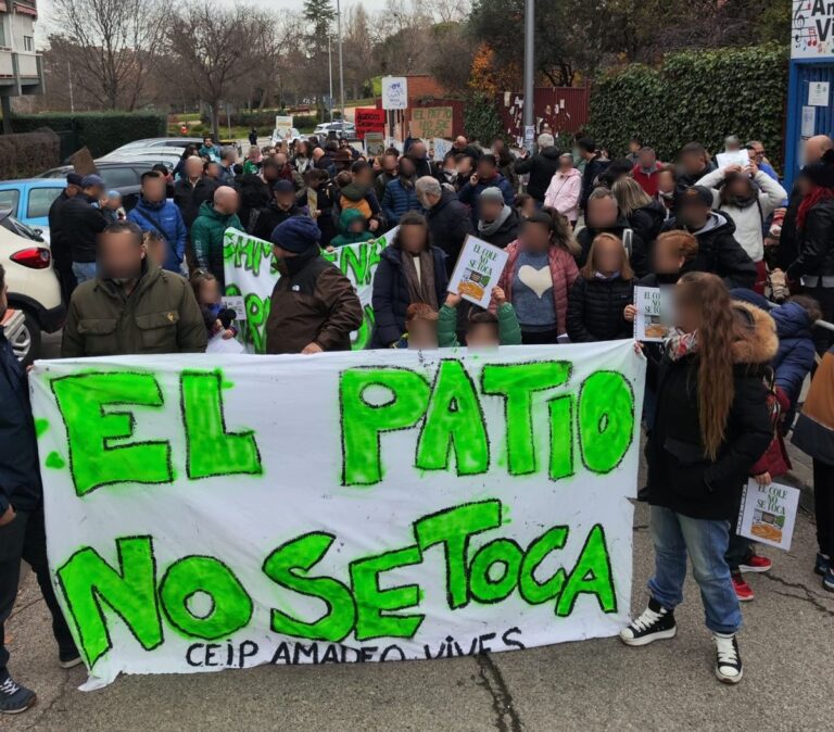ActualidadEl Ayuntamiento de Madrid proyecta un centro de día para mayores a costa del patio de un colegio Concentración de familias y personas mayores del barrio de Aluche contra la construcción de un centro de día en el patio de un colegio público.