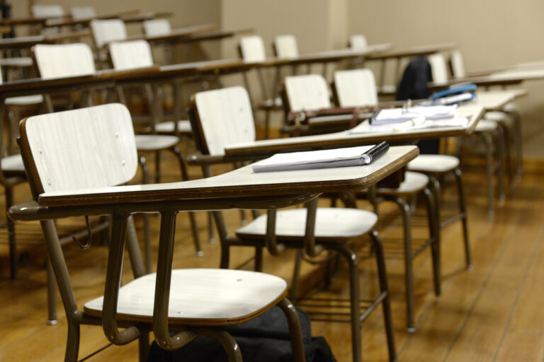 Sillas de pala en un aula vacía.