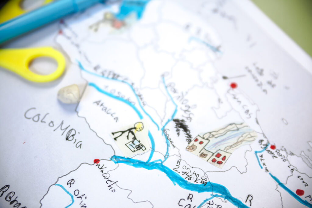Mapa dibujado por unos niños en clase. Es un mapa de Colombia en el que han trazado el curso de los ríos que cruzan el país