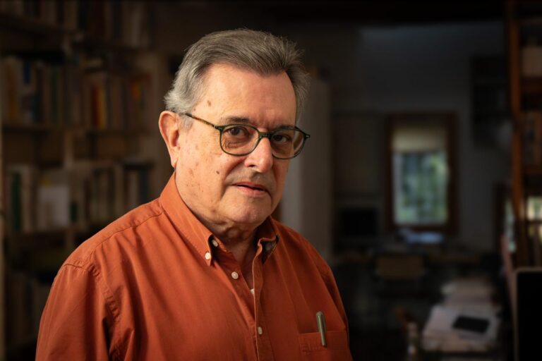 El catedrático Jaume Trilla posa en su casa para una entrevista
