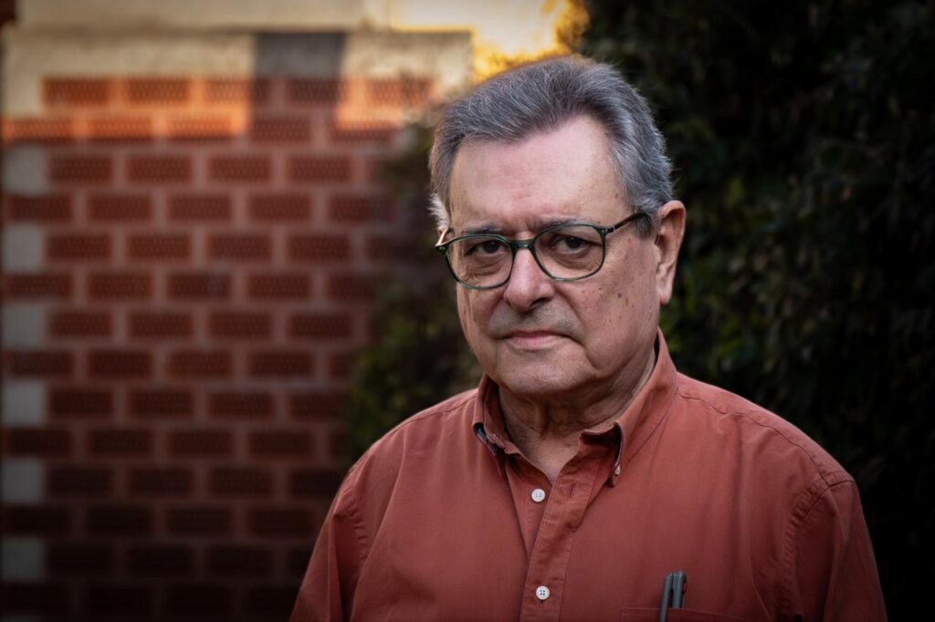 El catedrático Jaume Trilla posa en su casa para una entrevista