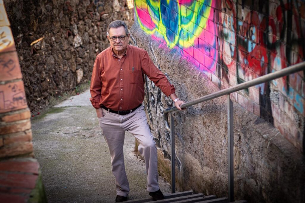 El catedrático Jaume Trilla posa en su casa para una entrevista