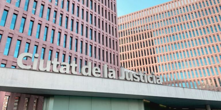 Edificio principal de la Ciudad de la justicia de Barcelona