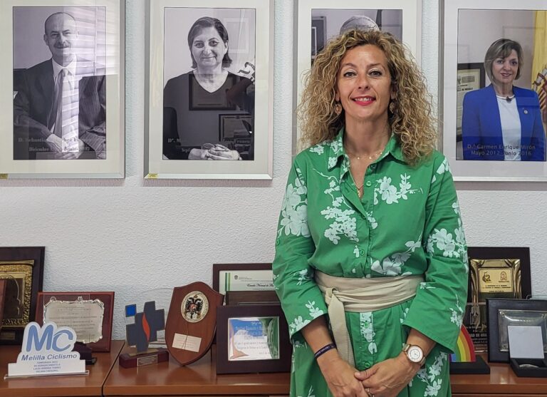 La decana de Educación de la UGR, Lucía Herrera, mira a cámara en un plano medio