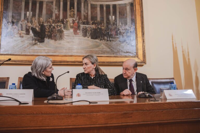 La ministra, en el centro, junto a la presidenta del Consejo Escolar del Estado