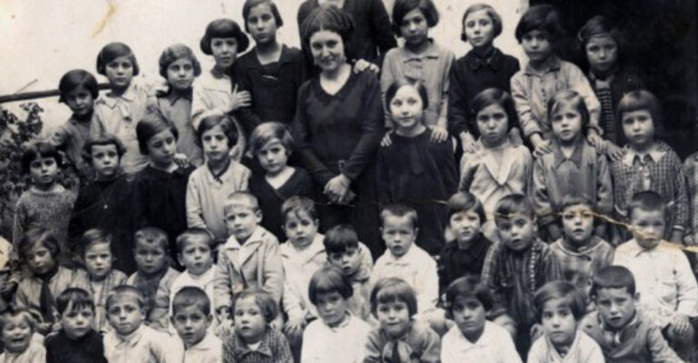 AnálisisLa depuración franquista del magisterio Escuela en España antes de 1936. Una maestra entre sus alumnos.