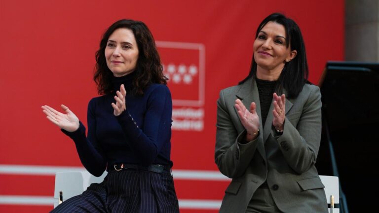 ActualidadAyuso cambia al consejero de Educación en plena crisis universitaria y tres diputados del PP dejan el escaño Isabel Díaz Ayuso, presidenta de la Comunidad de Madrid, a la izquierda, junto a Mercedes Zarzalejo, nueva consejera de Educación autonómica