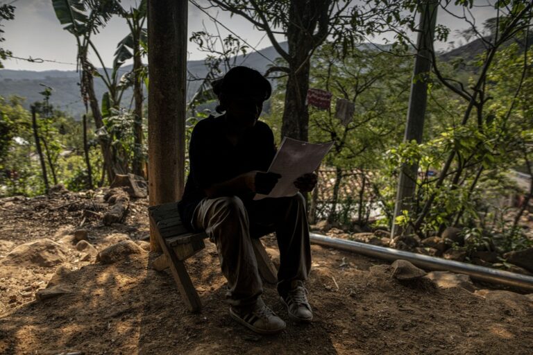 OpiniónLa deuda invisible con las adolescencias centroamericanas Una joven lee sentada en una silla. Se encuentra en casa, en el exterior, en algún país centroamericano.