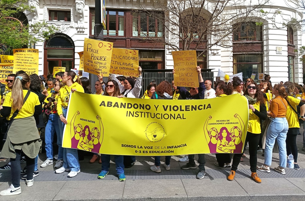 Maestras de educación infantil sujetan una pancarta durante una concentración de protesta frente al Ministerio de Educación