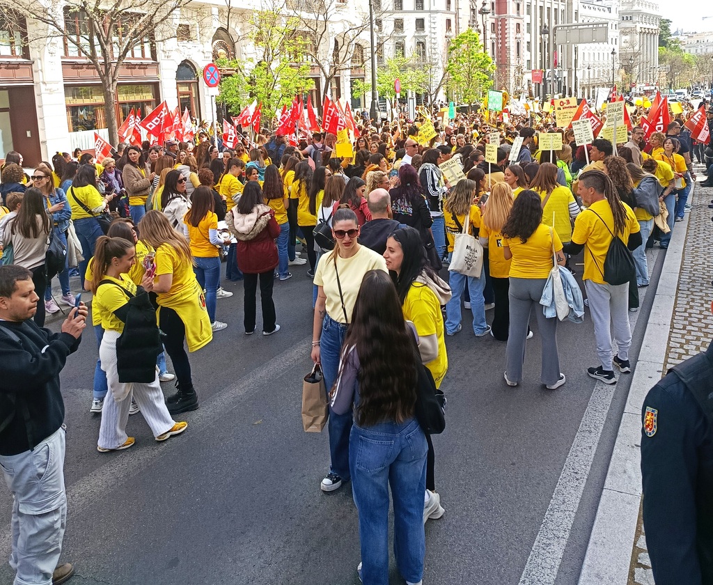 Maestras de infantil cortan parte de la calle Alcalá durante la protesta por la mejora de sus condiciones laborales en Madrid