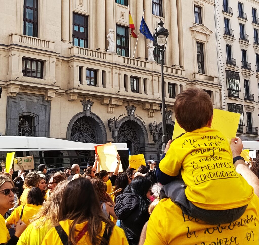 Maestras de infantil protestan, vestidas de amarillo, frente al Ministerio de Educación en la calle Alcalá (Madrid)