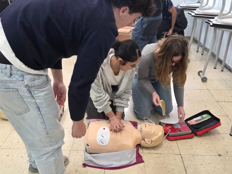 ReportajeAprende y enseña a salvar vidas: un proyecto que transforma la educación y la comunidad Varias personas jóvenes practicas maniobras de RCP con un muñeco durante un curso
