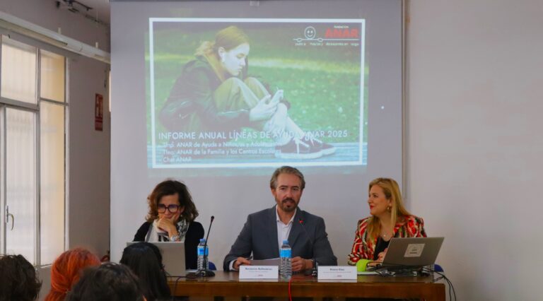 ActualidadLa Fundación ANAR ayudó a 20.000 menores en situación de riesgo Sonsoles Bartolomé, Benjamín Ballesteros y Diana Díaz durante la presentación del informe ANAR