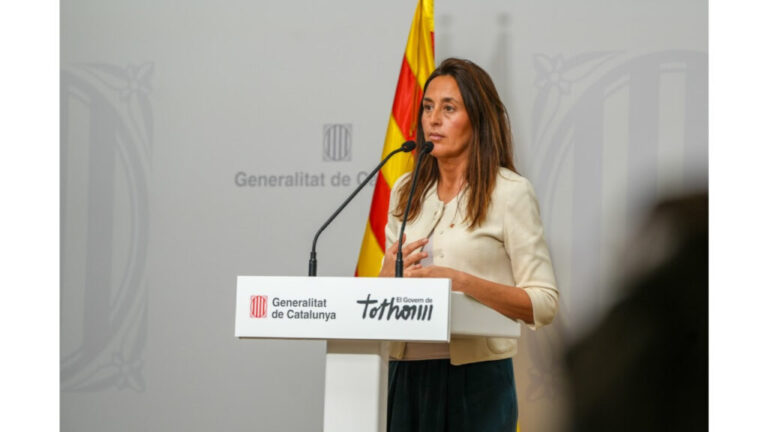 Esther Niubó, consejera catalana de Educación comparece ante la prensa para defender que haya mossos d'esquadra en los insitutos