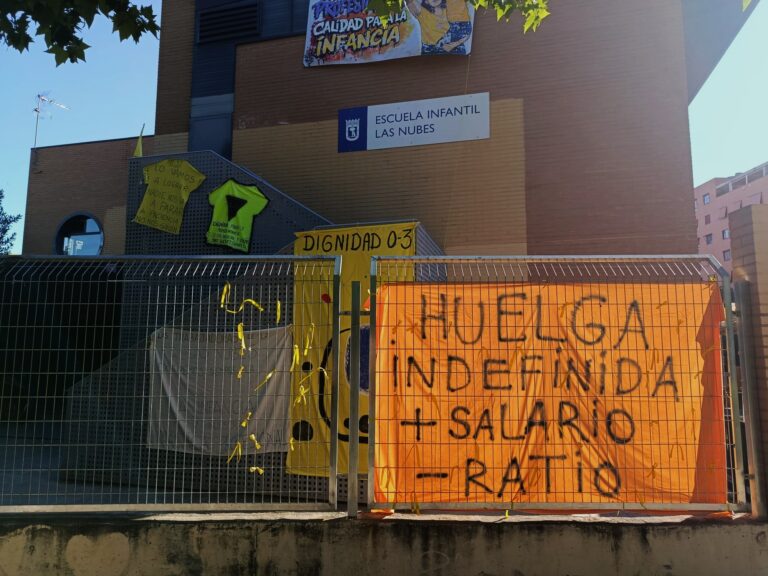Fachada de una escuela infantil llena de pancartas y carteles por la huelga indefinida de la educación infantil de 0 a 3 años en la Comunidad de Madrid