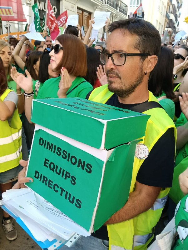 ActualidadLa tensión crece en Valencia con la dimisión de 200 equipos directivos