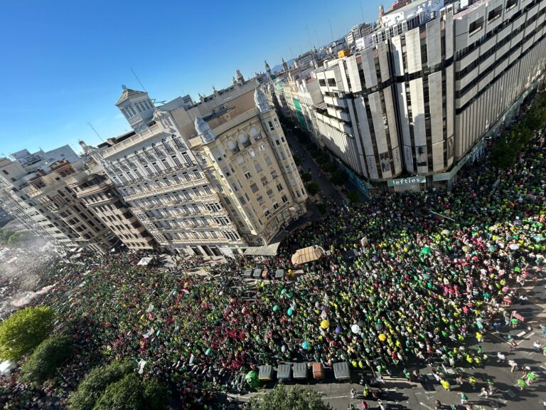 ReportajeRazones para una huelga: «Sufrimos el trabajo en unas condiciones indignas e inaceptables» Imagen de la multitudinaria manifestación del 23 de mayo por las calles de Valencia por la educación pública en el marco de la huelga indefinida