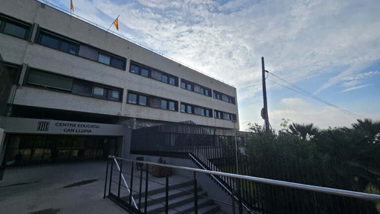 Fachada del centro educativo Can Llupià