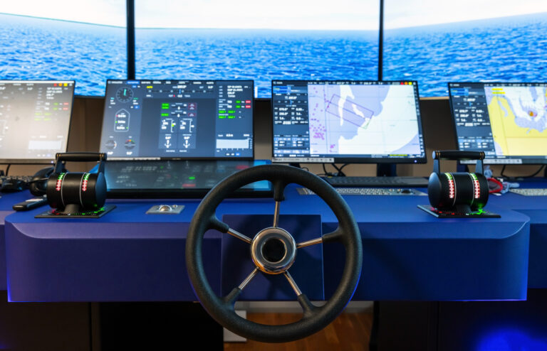 OpiniónPreparando a los futuros profesionales de la educación a través de la simulación Modern ship control panel with steering wheel and engine accelerators. The captain bridge equipment as a part of marine navigation simulation system