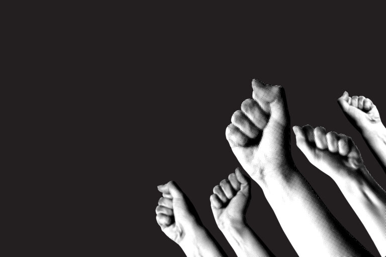 Actualidad¿Qué es una huelga general? CCOO elabora sendas unidades didácticas para primaria y ESO Halftone hands raised up with closed fist. Fists up on black background. Feminists fight. Collage for protest. Protection of rights and freedoms. Woman rights concept. Protesting crowd