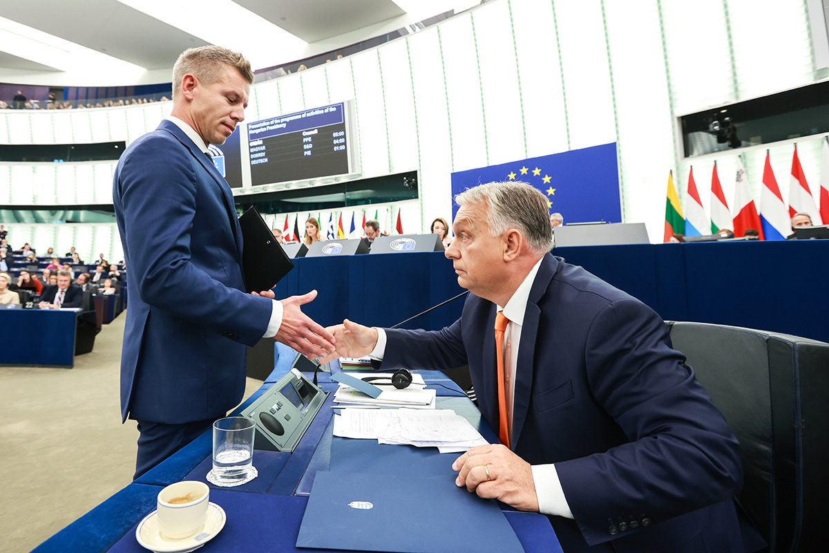 Péter Magyar y Viktor Orbán se estrechan la mano en el Parlamento Europeo en 2024