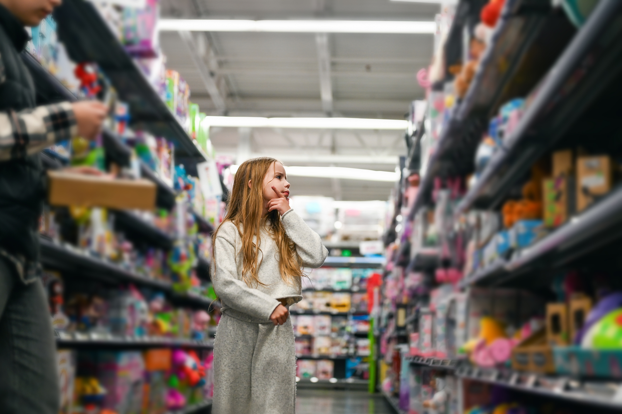 Una niña recorre el pasillo de una juguetería
